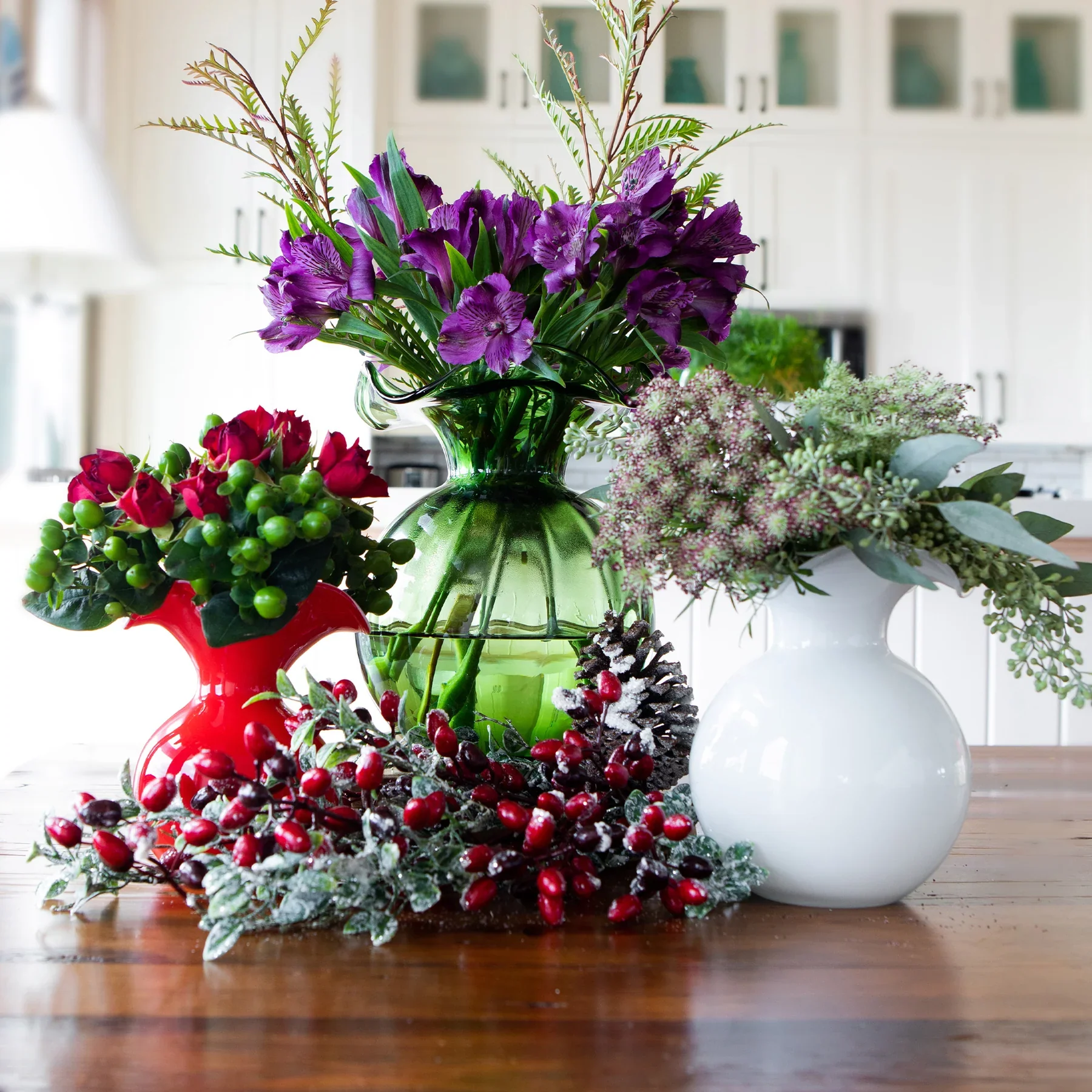 Vietri Hibiscus Glass Red Bud Vase - Image 3